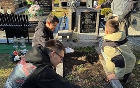 WOLONTARIUSZE PAMIĘTAJĄ O ZMARŁYCH 11